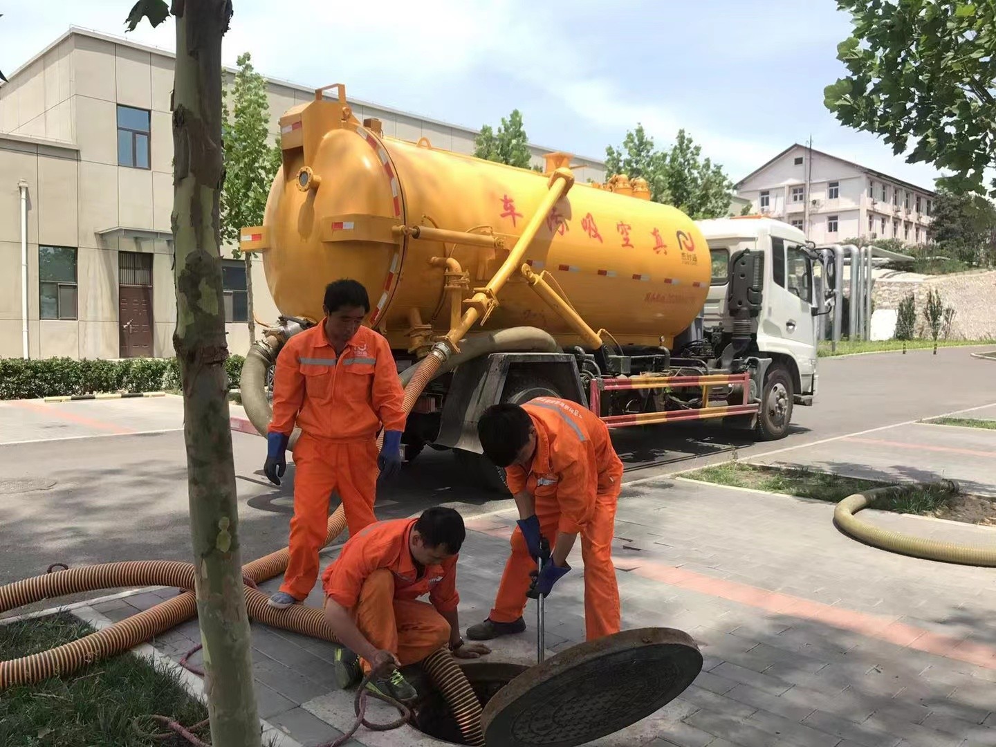 深圳管道疏通车停在窨井附近